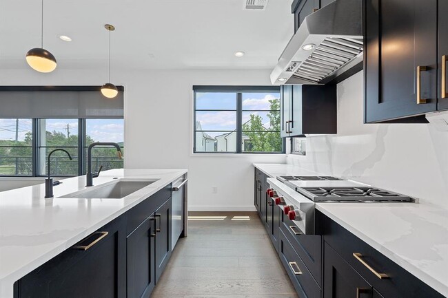 Building Photo - 701 Ariana Ct