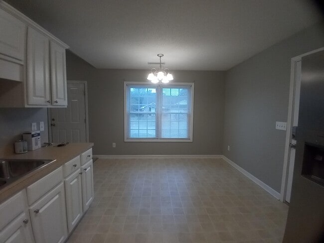 Building Photo - 2212 Dartmouth Dr