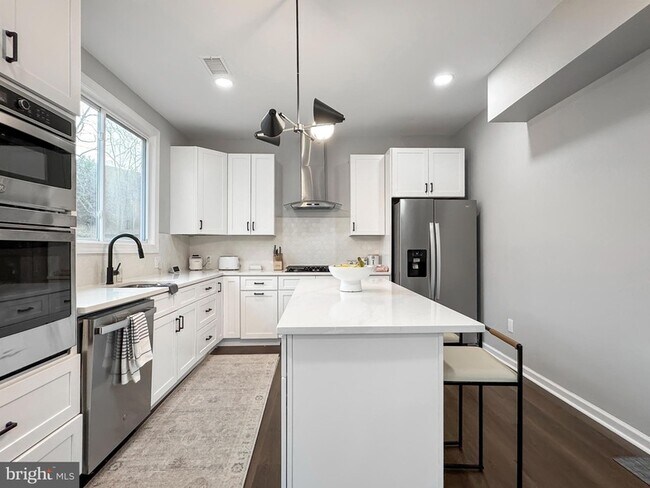 Building Photo - 6621 Hallwood Ave