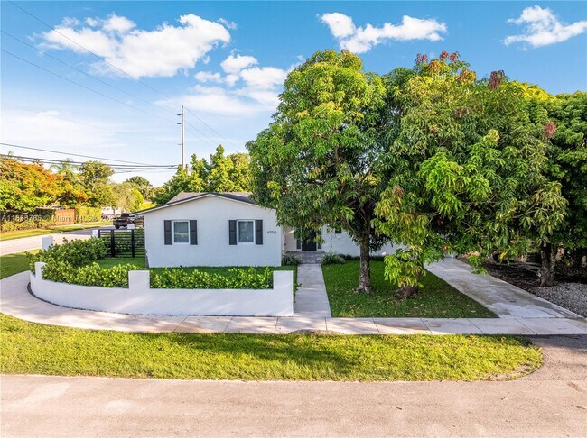 Building Photo - 6700 SW 49th Terrace