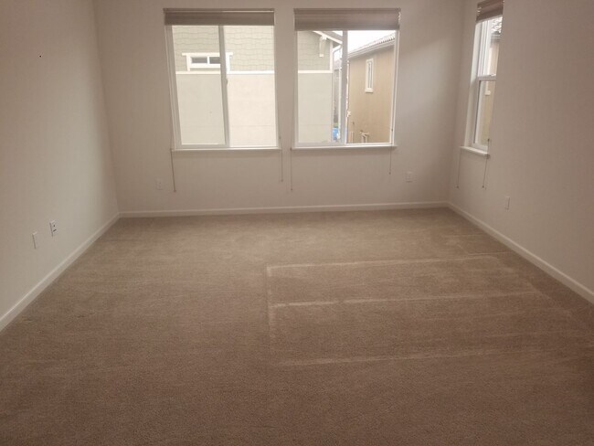 Building Photo - Beautiful, Large 4 BR/2.5 Bath Home,  Lots of light!  Great Neighborhood!