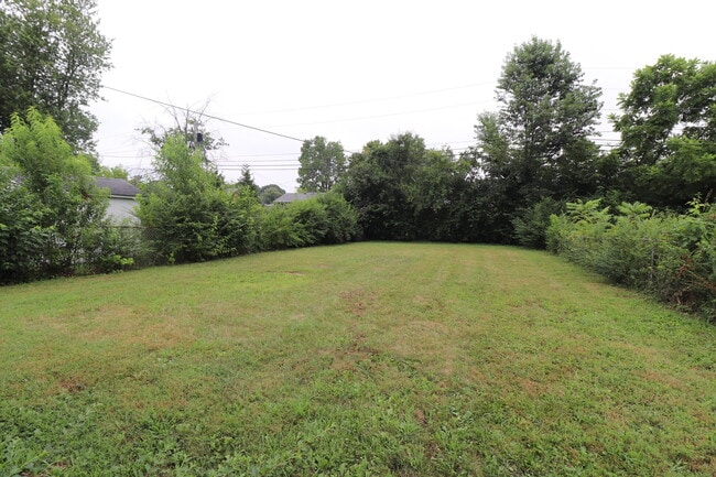 Building Photo - 319 Edgewood Dr