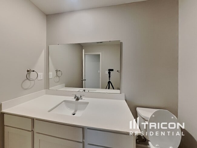 Building Photo - 141 Gladstone Loop