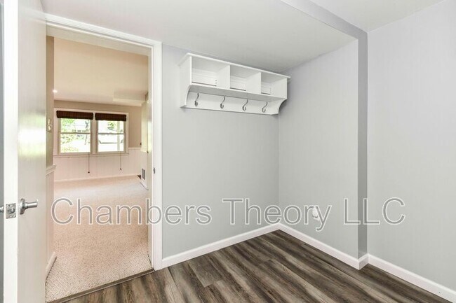 Building Photo - 9205 Hamilton Dr