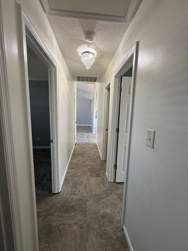 Building Photo - 3 bedroom, 2 bath House