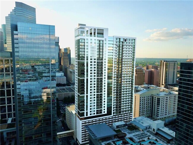 Building Photo - 807 Crawford St