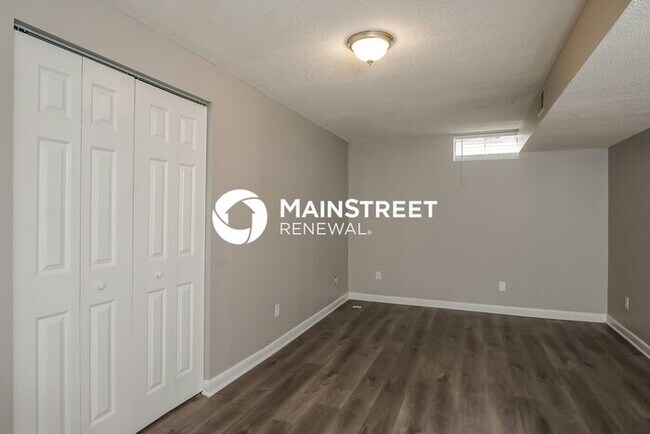 Building Photo - 4 Bedroom Pet-Friendly Home in Louisville, KY with Main Street Renewal