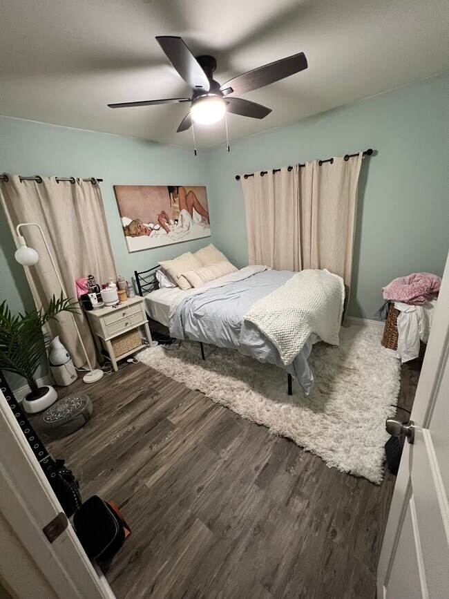 Room - 5322 2nd Ave