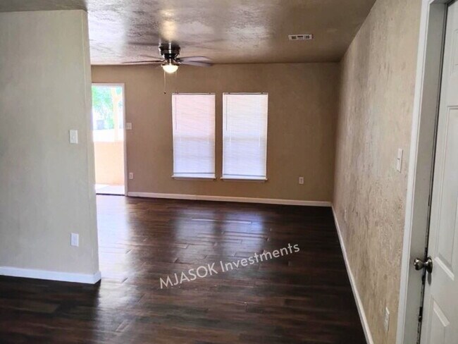 Building Photo - Remodeled 3 Bed / 1.5 Bath with Large Fenced Yard in Lawton