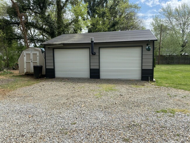 Building Photo - 2731 Birdwell Dr