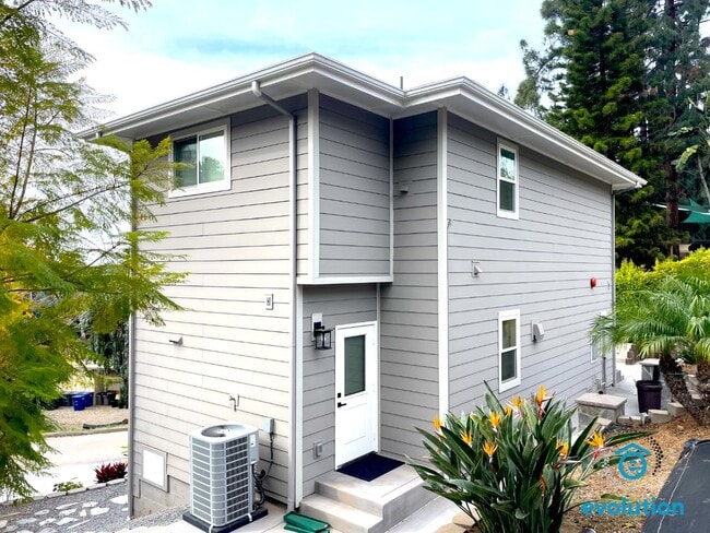 Building Photo - 8673 Golf Dr