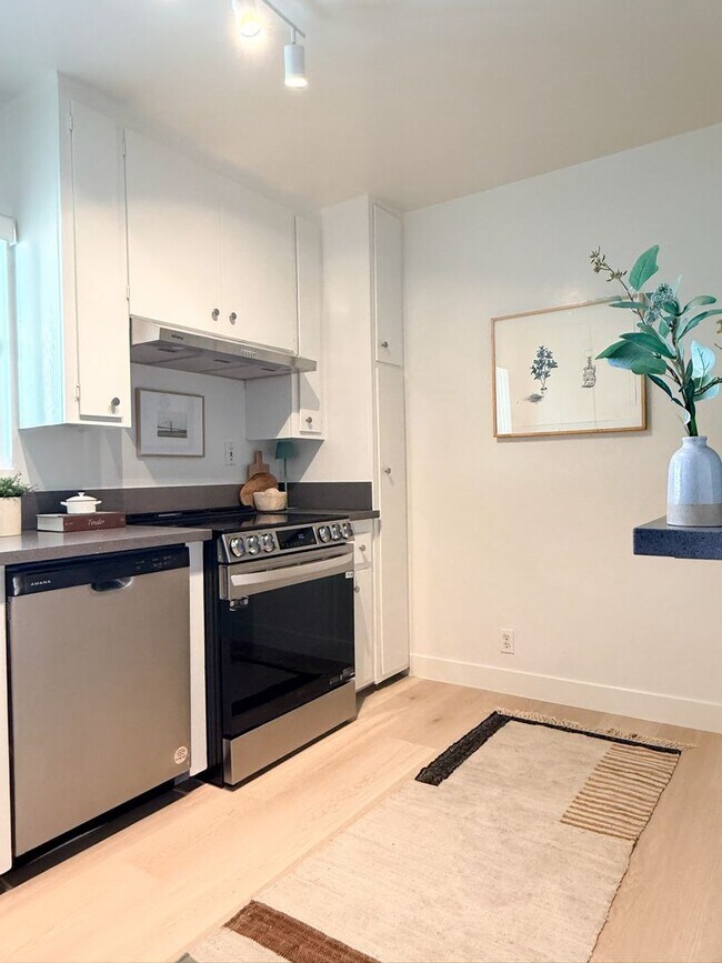 Building Photo - Townhouse Aparts