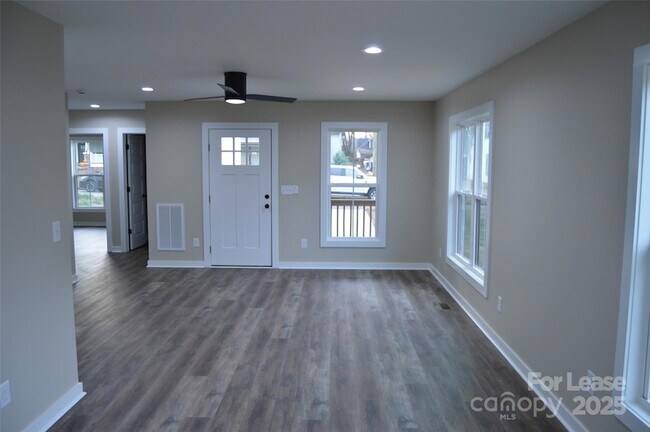 Building Photo - 620 W Bell St