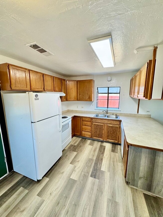 Building Photo - Great Rate! Charming Country Retreat Surro...