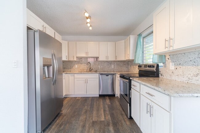 Building Photo - Fully remodeled, spacious 3BR/1.5BA/2PKG near Waikele