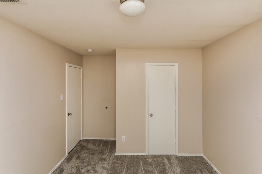 Building Photo - 1316 Hazelnut Dr