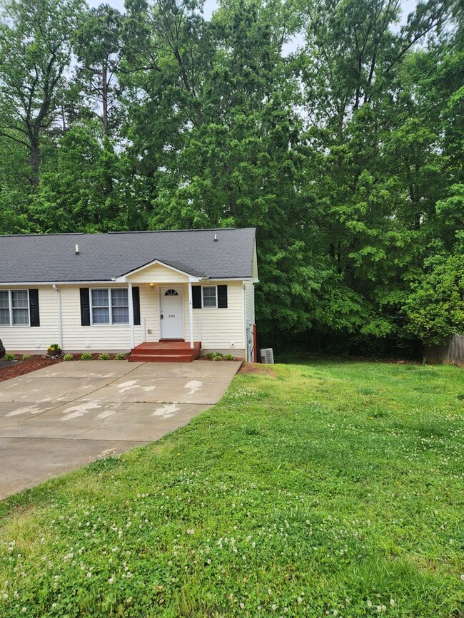 Building Photo - Cute duplex in Belmont-