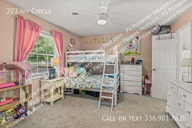 Building Photo - 223 Ivy Cir