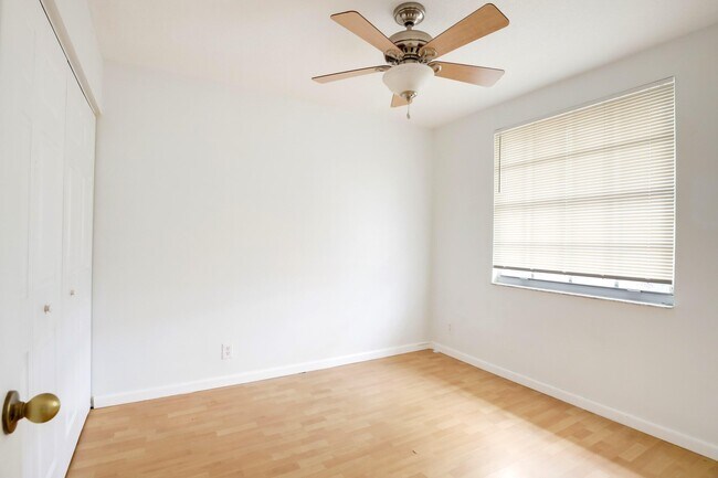 Building Photo - 6420 Park Lake Cir