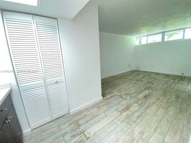 Building Photo - 6414 Miami Lakes Dr
