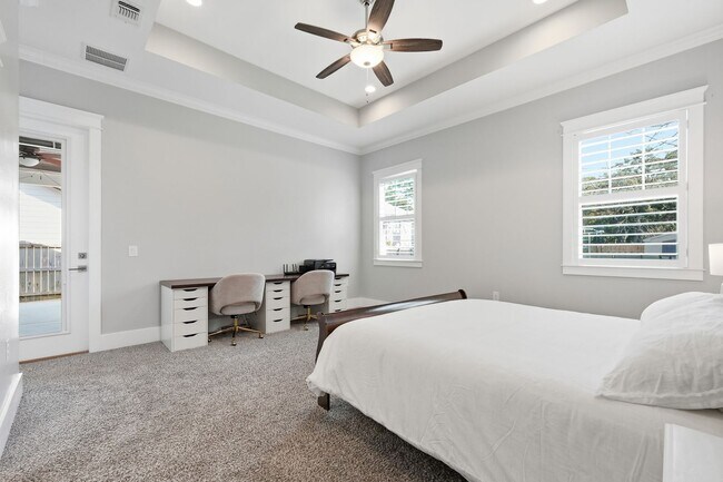 Building Photo - Stunning 4 Bedroom Home with Solar Energy & Private Pool!