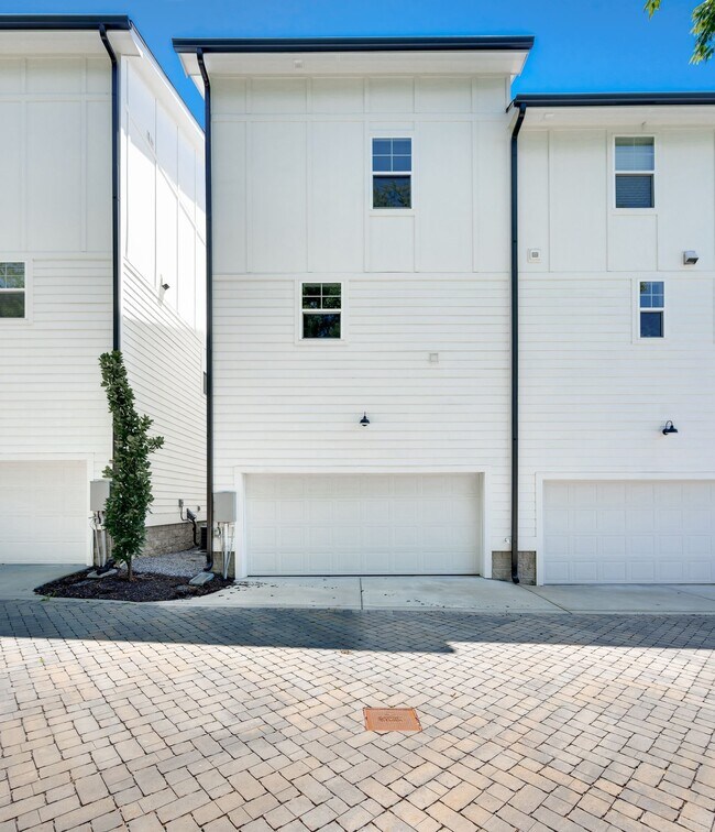 Building Photo - 2010 Maple Vw Ln