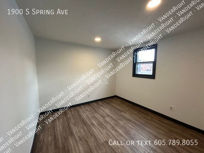Building Photo - Spacious 4 Bedroom House With Huge Garage!