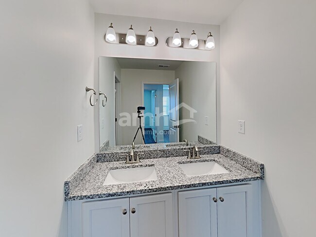 Building Photo - 7049 Creeksong Dr