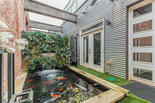 Building Photo - 320 Peters St SW