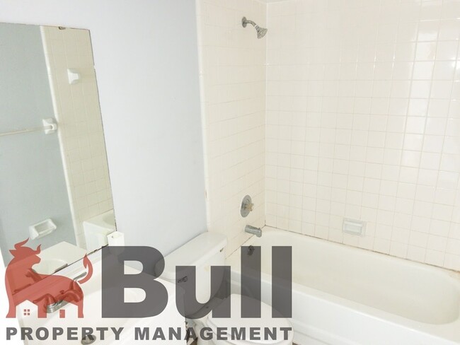 Building Photo - 28 Sandalwood Ct
