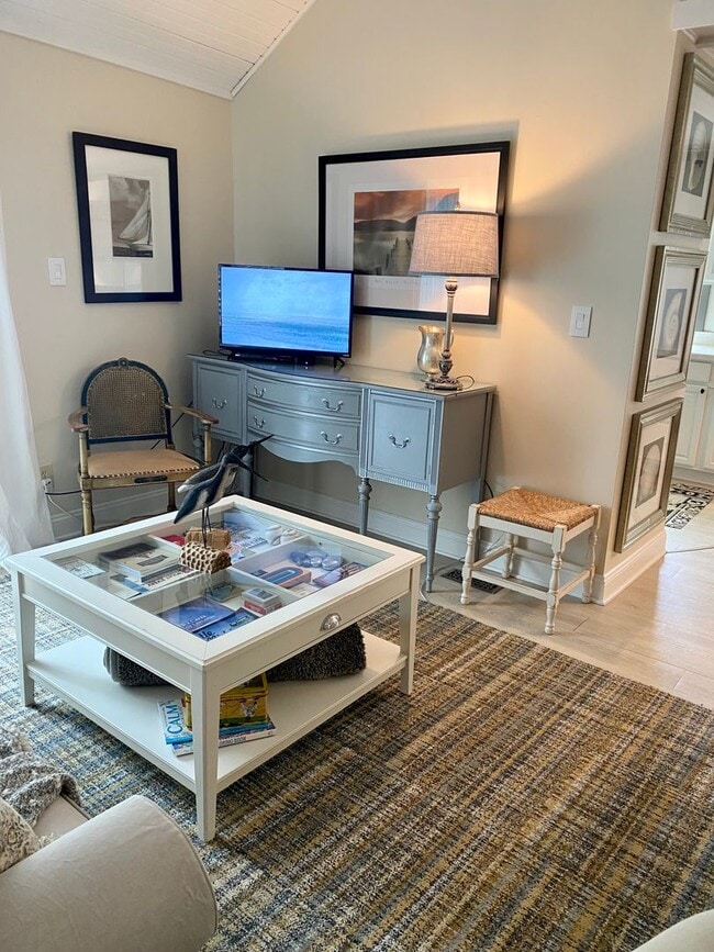 Building Photo - Home on East Bay – Impeccably Furnished Of...
