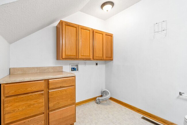Building Photo - Pet Friendly Three Bedroom!