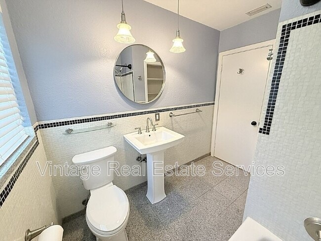 Building Photo - 105 N Aurora Ave