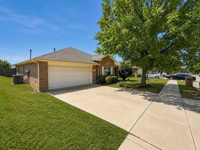 Building Photo - 10420 Devin Ln