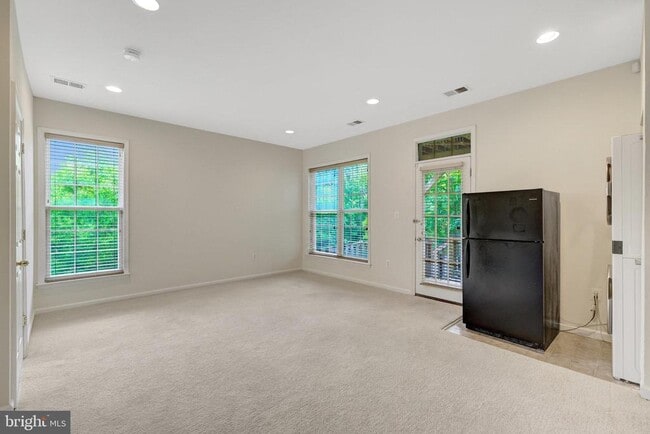 Building Photo - 2451 Silk Ct