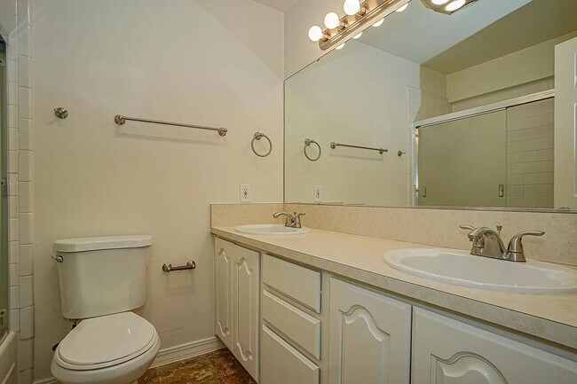 Building Photo - Two bedroom Townhouse near Ashland Community Hospital