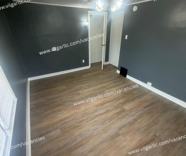 Building Photo - 4-bedrooms, 1-Bath - 2-floor Duplex Home