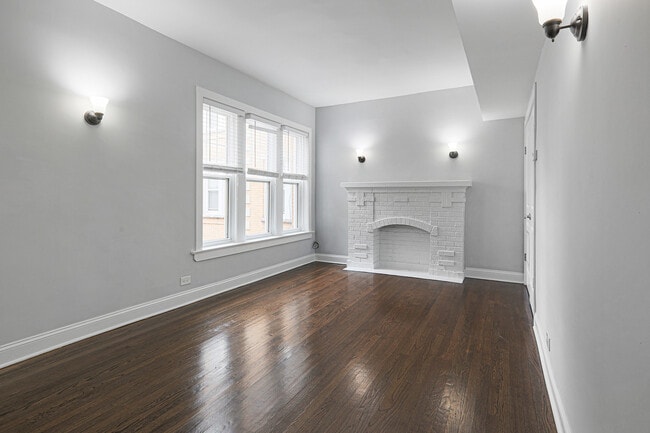 Building Photo - 1106 W Glenlake Ave