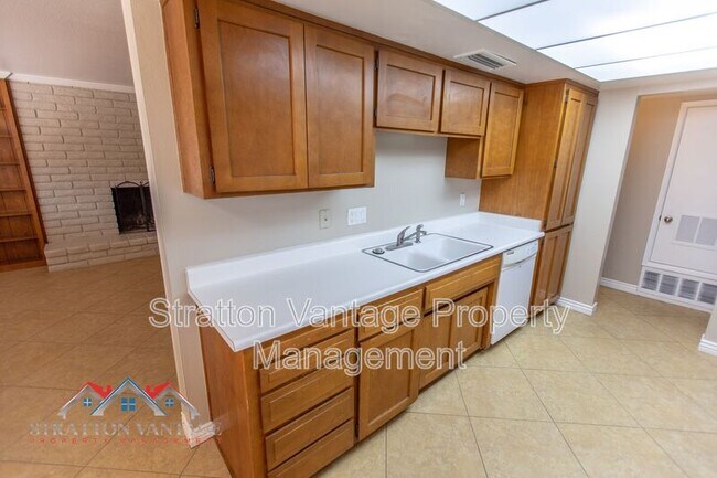 Building Photo - 704 E La Jolla Dr