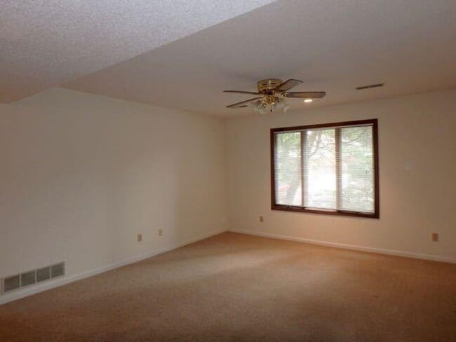 Building Photo - 2 Bed/ 1 Bath- Village South Condominiums