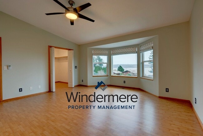 Building Photo - 3 bedroom 2.5 bath Two Story Home with a View! *Short lease only*