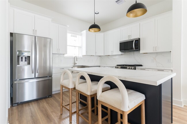 Building Photo - 2428 Ella Blvd