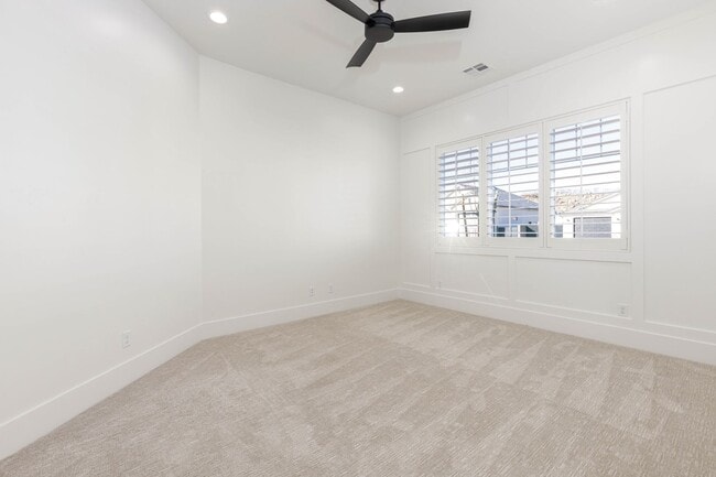 Building Photo - 6 bed / 4 bath / 3 car garage custom home in Pecan Valley