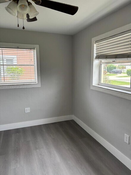 Building Photo - 1141 N 70th Way