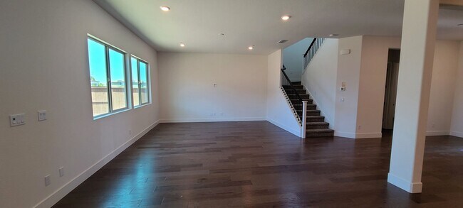 Building Photo - Stunning home with luxurious wood floor and beautiful spacious yard