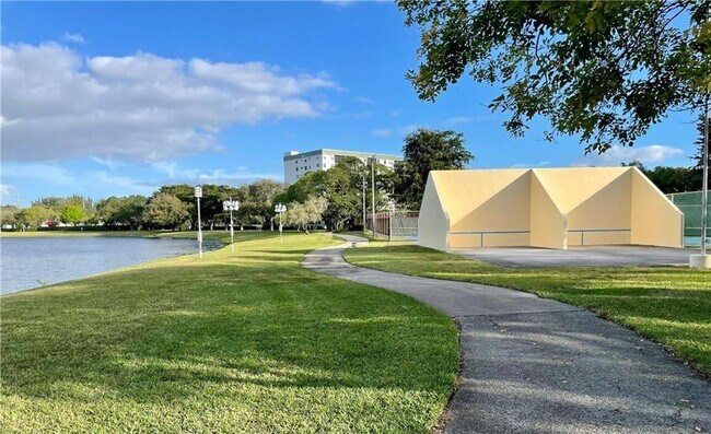 Building Photo - 2307 S Cypress Bend Dr