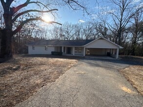 Building Photo - Charming 3 bedroom, 2 bathroom Ranch-Style Home