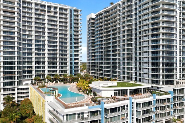 Building Photo - 220 Lake Shore Dr