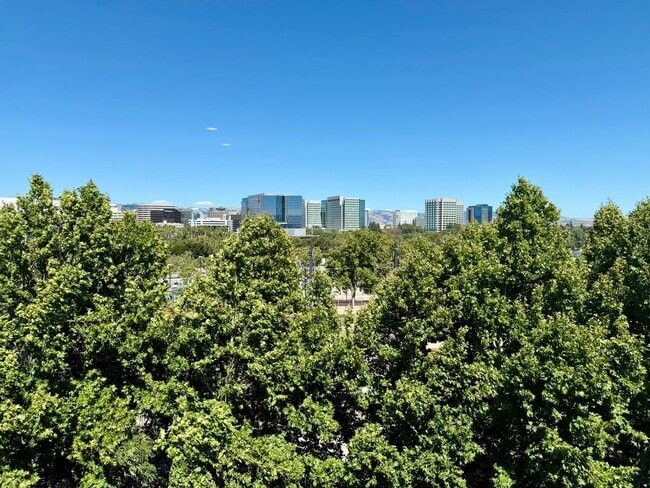 Building Photo - Corner Unit With Views