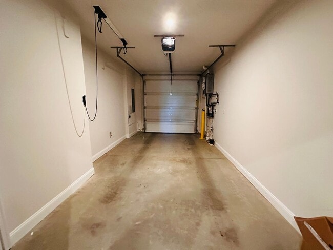 Building Photo - Modern 3 Bedroom, 2.5 Bath Townhouse